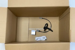 ケーブル類が一時的に放り込まれた空の段ボール箱