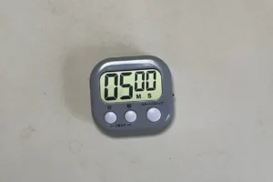 5分00秒にセットされたグレーのキッチンタイマー