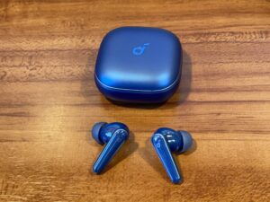 Anker Soundcore Liberty 5のイヤホン本体と充電ケース
