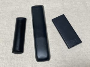 裏返しに置かれたテレビのリモコン。情報の断捨離を象徴する静寂のイメージ