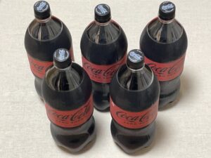 自宅にストックしている5本のコーラゼロ。これを毎日スーパーから運ぶのは50代にとって重労働です。