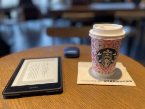 【実際の使用風景】スタバのざわめきを遮断し、Kindleでの読書に没入する最強のシステム環境。