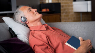 本が読めない50代へ。Audibleで知識を「自動インストール」