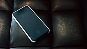 通知を完全にオフ（消音モード）にしてソファに放置されたスマートフォン