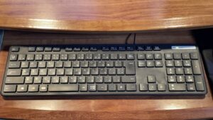 デスク上に置かれたエレコムの有線キーボード（TK-FCM108XBK）。黒い本体からUSBケーブルが伸びている様子