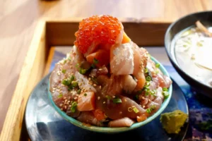 熱海の店で食べた山盛りの海鮮丼。50代一人旅の食事。