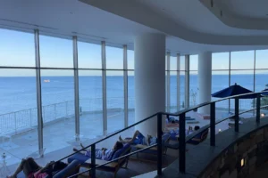 オーシャンスパ Fuuaの海が見える休憩ラウンジ。