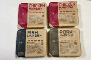 テーブルの上に並べられた4種類のnosh（ナッシュ）のパッケージ。50代の自炊疲れを解消する冷凍宅配弁当。